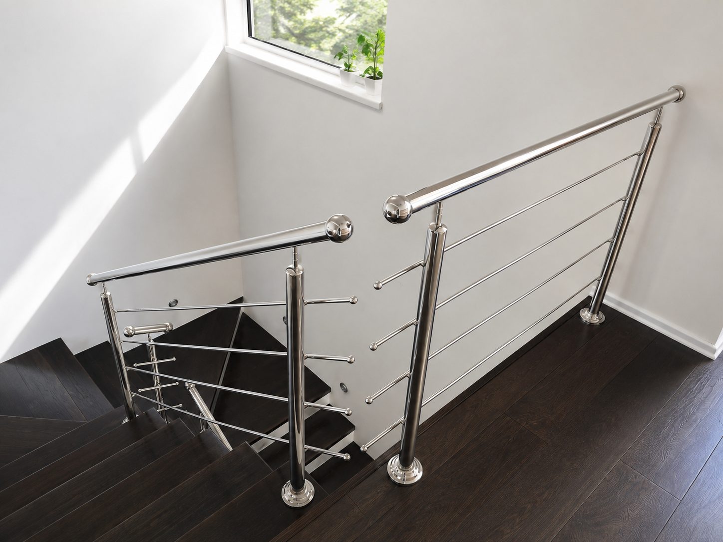 Inox ograda sa horizontalnim ispunama uz stepenište